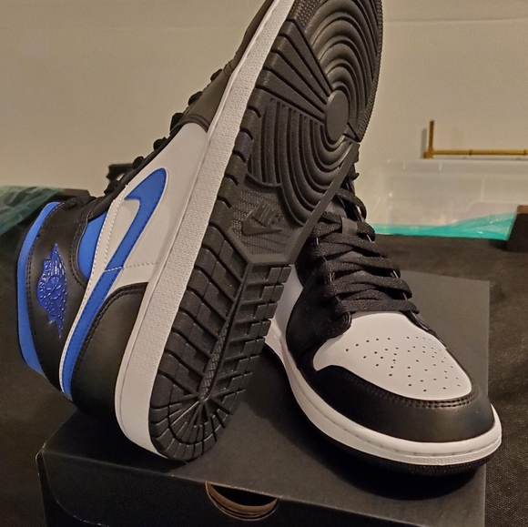 Jordan 1 Mid - Picture 2 of 4